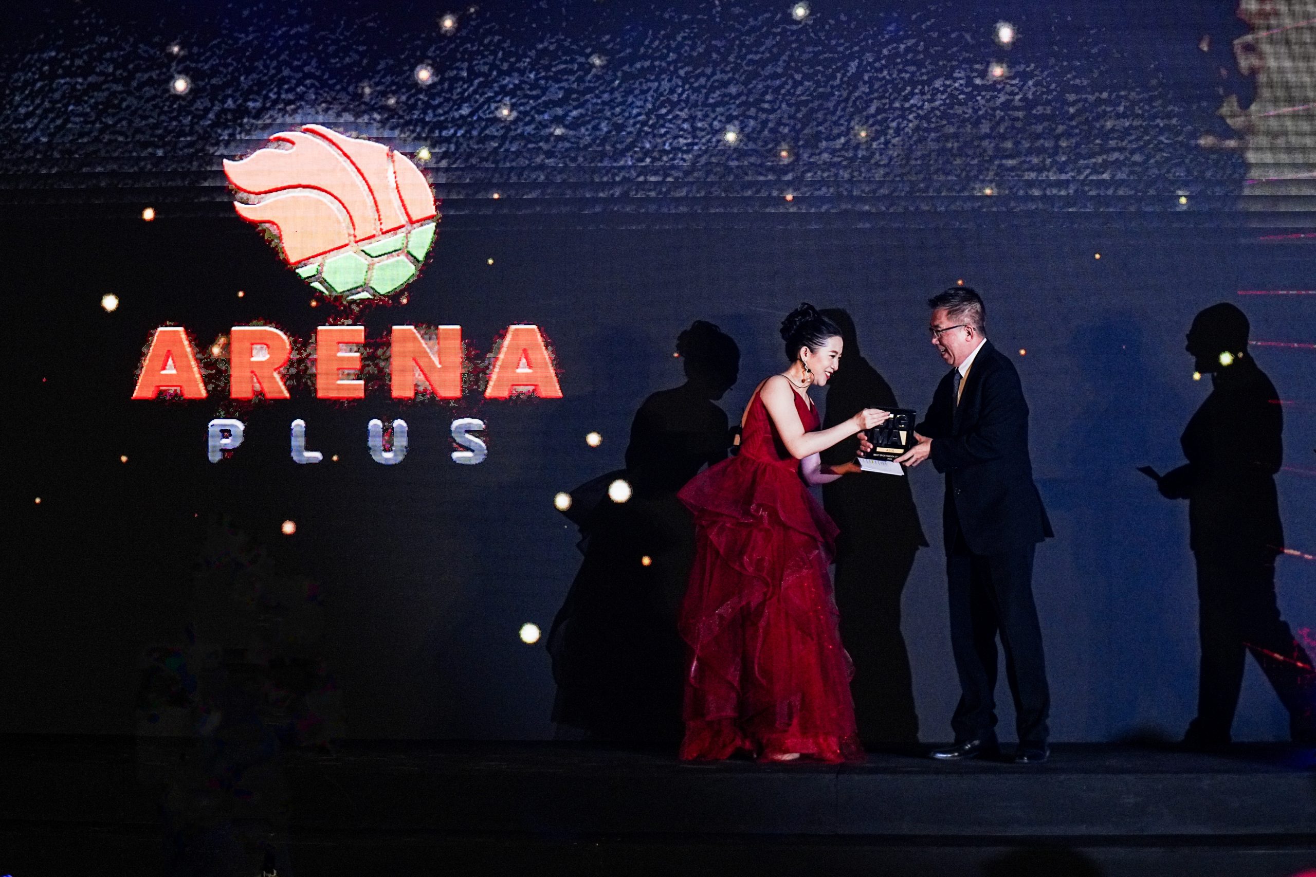 DigiPlus President Andy Tsui receives the award from Sigma Asia